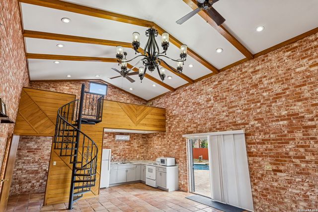 100 lochaven, Castle Hills, TX 78213