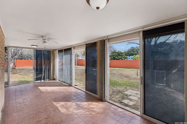 100 lochaven, Castle Hills, TX 78213