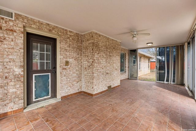 100 lochaven, Castle Hills, TX 78213