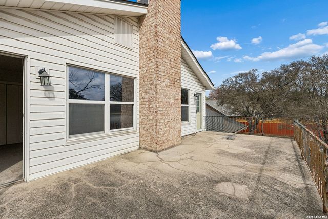 100 lochaven, Castle Hills, TX 78213