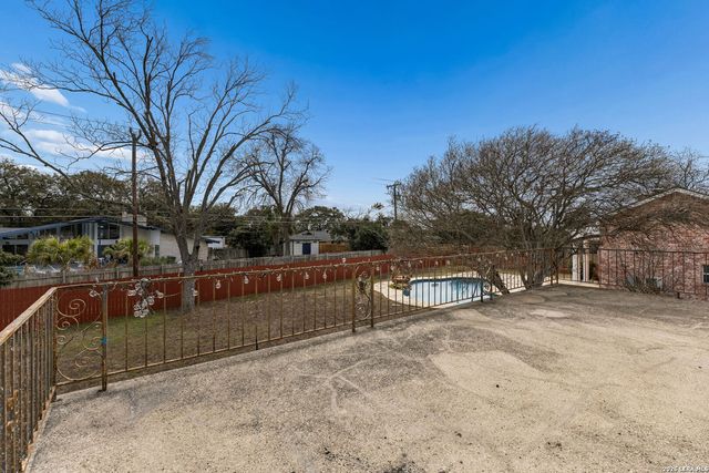 100 lochaven, Castle Hills, TX 78213