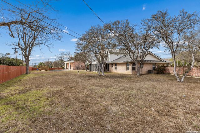 100 lochaven, Castle Hills, TX 78213