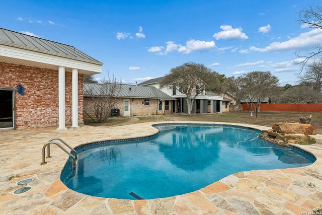 100 lochaven, Castle Hills, TX 78213