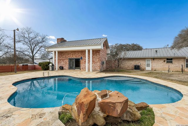 100 lochaven, Castle Hills, TX 78213