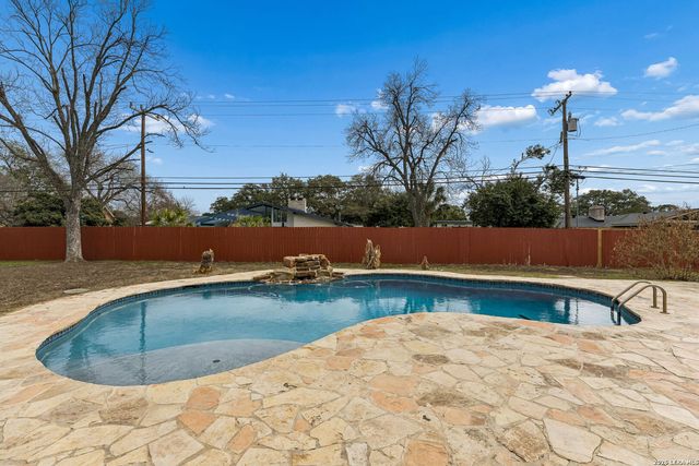 100 lochaven, Castle Hills, TX 78213