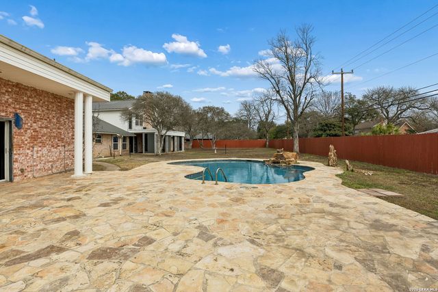 100 lochaven, Castle Hills, TX 78213