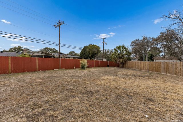 100 lochaven, Castle Hills, TX 78213