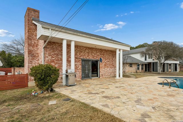 100 lochaven, Castle Hills, TX 78213