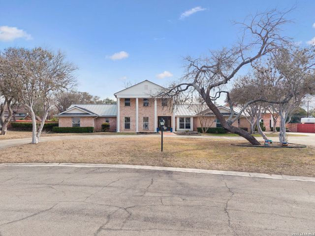 100 lochaven, Castle Hills, TX 78213