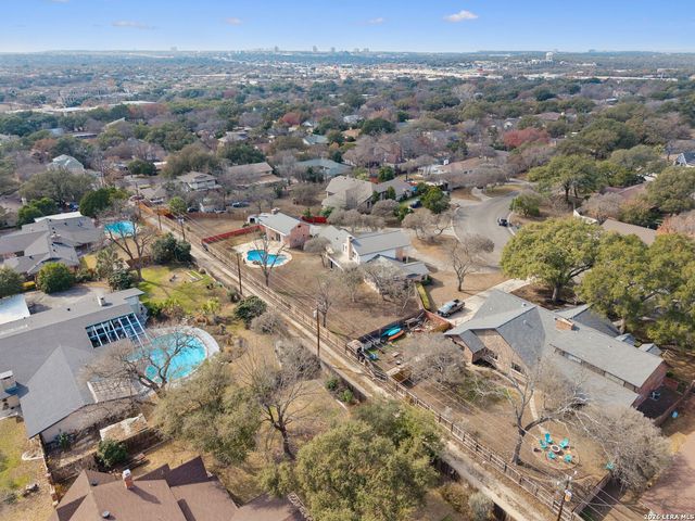 100 lochaven, Castle Hills, TX 78213