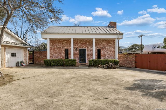 100 lochaven, Castle Hills, TX 78213