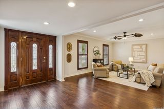 100 lochaven, Castle Hills, TX 78213