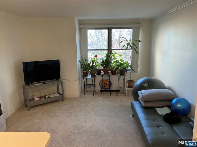 301 Beech Street 1H, Hackensack, NJ 07601