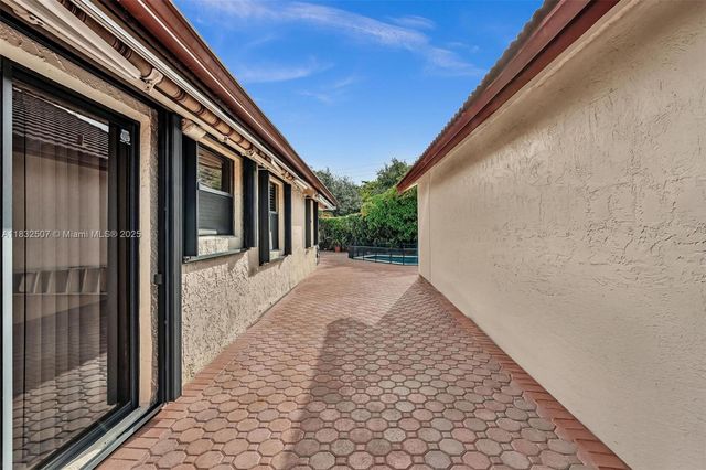 631 SW 113th Ave, Pembroke Pines, FL 33025