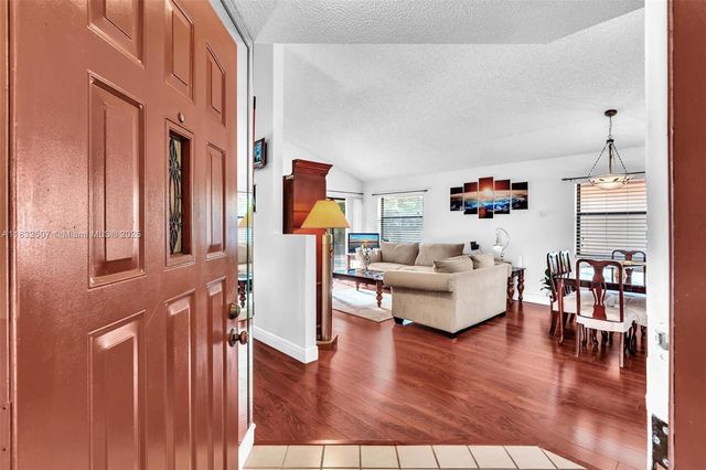 631 SW 113th Ave, Pembroke Pines, FL 33025