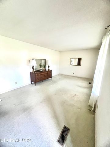 912 Clearmont Drive, Etowah, TN 37331