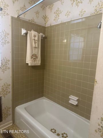 912 Clearmont Drive, Etowah, TN 37331