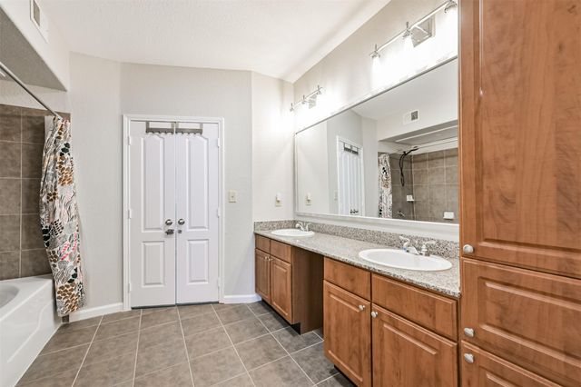 1711 Old Spanish Trail 330, Houston, TX 77054