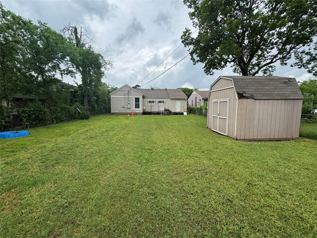 918 N Barnett Avenue, Dallas, TX 75211