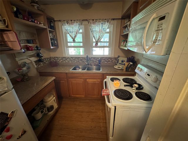 918 N Barnett Avenue, Dallas, TX 75211