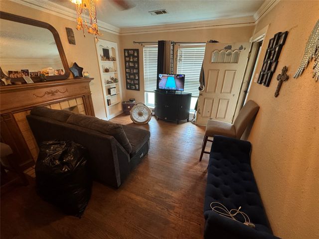 918 N Barnett Avenue, Dallas, TX 75211