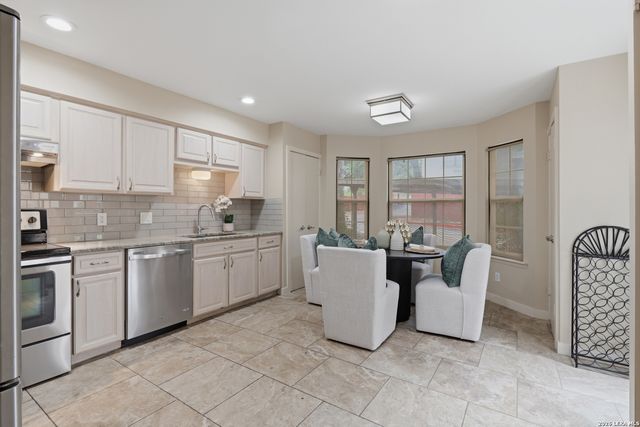 7711 Callaghan Rd Apt 301, San Antonio, TX 78229