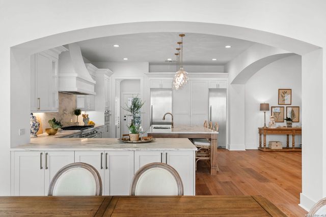 817 Garraty Rd, Terrell Hills, TX 78209