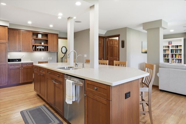 7109 Heatherton Trail, Edina, MN 55435