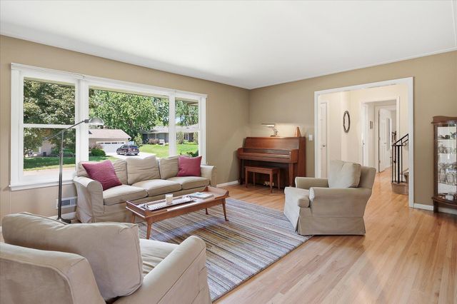 7109 Heatherton Trail, Edina, MN 55435