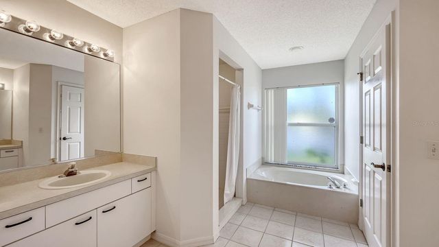 6005 CEDARWOOD LANE, Bradenton, FL 34203