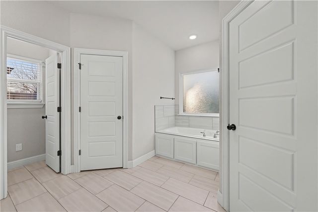 517 Sabine Pass Road, Fayetteville, AR 72704