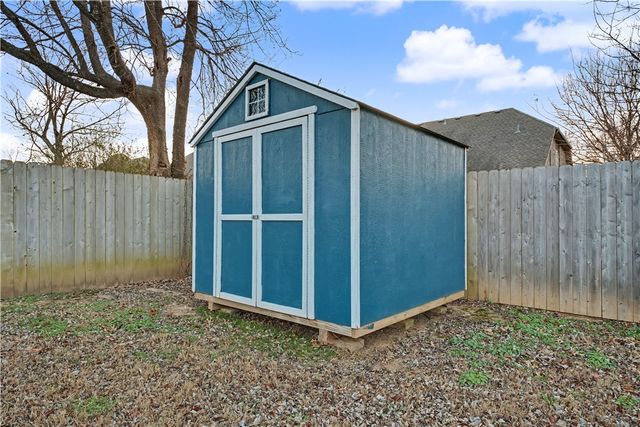 517 Sabine Pass Road, Fayetteville, AR 72704