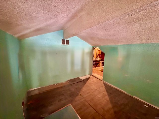 1227 E Bristol Street, Elkhart, IN 46514
