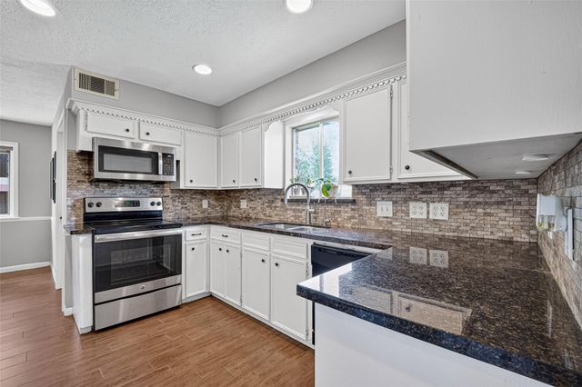 4114 Willow Hill Drive, Seabrook, TX 77586
