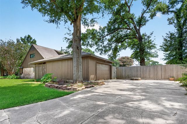 4114 Willow Hill Drive, Seabrook, TX 77586