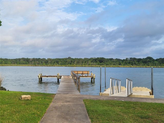 4114 Willow Hill Drive, Seabrook, TX 77586