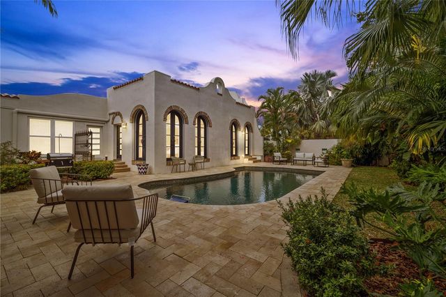 220 14TH AVENUE N, St Petersburg, FL 33701