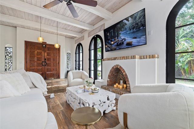 220 14TH AVENUE N, St Petersburg, FL 33701