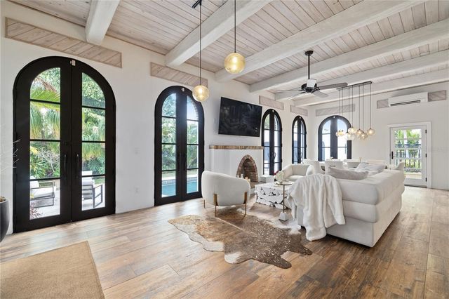 220 14TH AVENUE N, St Petersburg, FL 33701