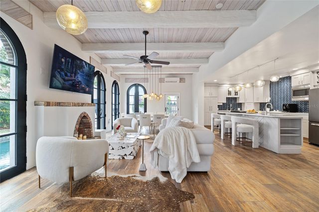 220 14TH AVENUE N, St Petersburg, FL 33701
