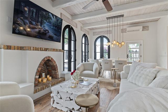 220 14TH AVENUE N, St Petersburg, FL 33701