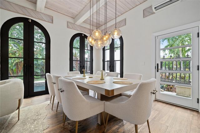 220 14TH AVENUE N, St Petersburg, FL 33701