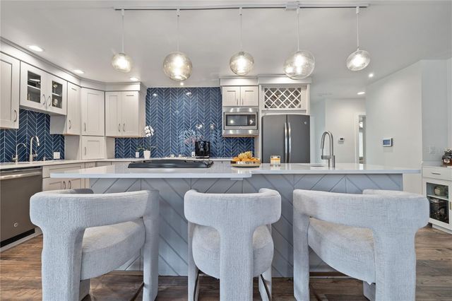 220 14TH AVENUE N, St Petersburg, FL 33701