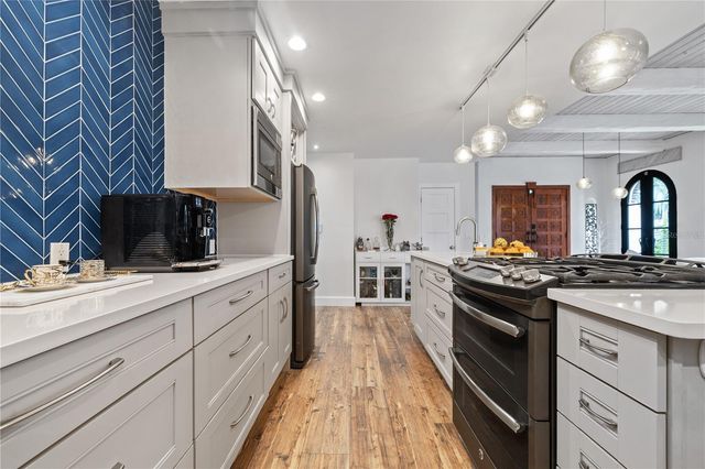 220 14TH AVENUE N, St Petersburg, FL 33701
