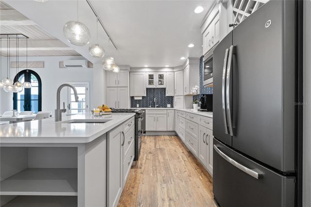 220 14TH AVENUE N, St Petersburg, FL 33701