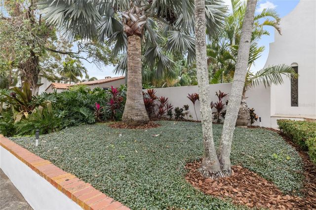 220 14TH AVENUE N, St Petersburg, FL 33701