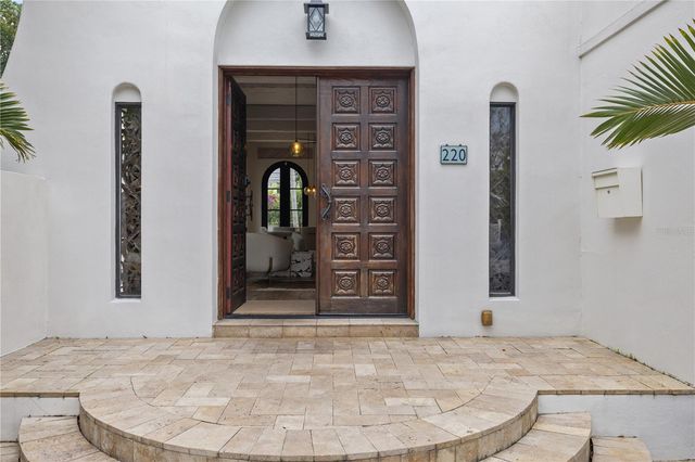 220 14TH AVENUE N, St Petersburg, FL 33701
