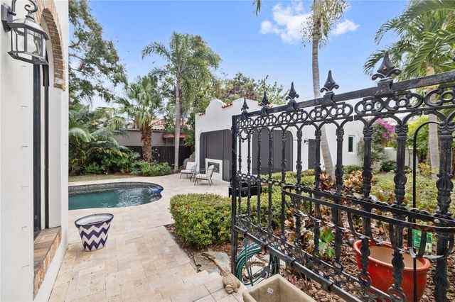 220 14TH AVENUE N, St Petersburg, FL 33701