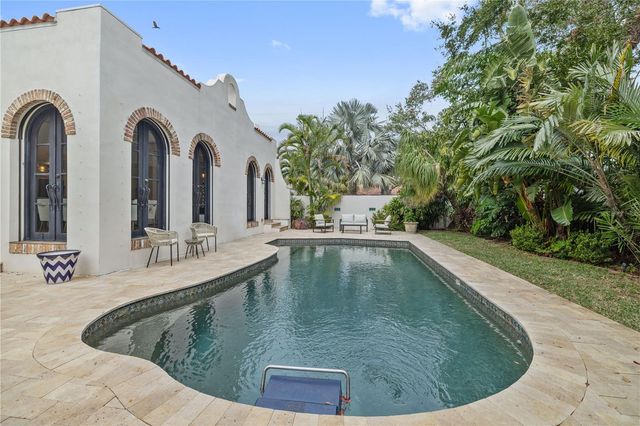 220 14TH AVENUE N, St Petersburg, FL 33701