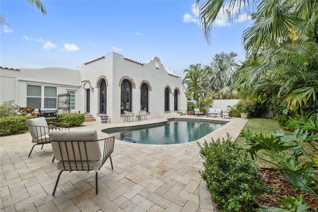 220 14TH AVENUE N, St Petersburg, FL 33701